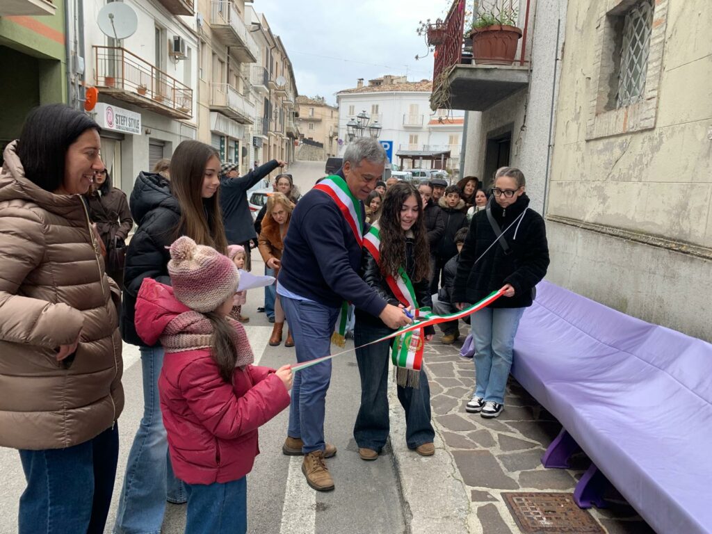 Le panchine della gentilezza: un segno di memoria e impegno civile