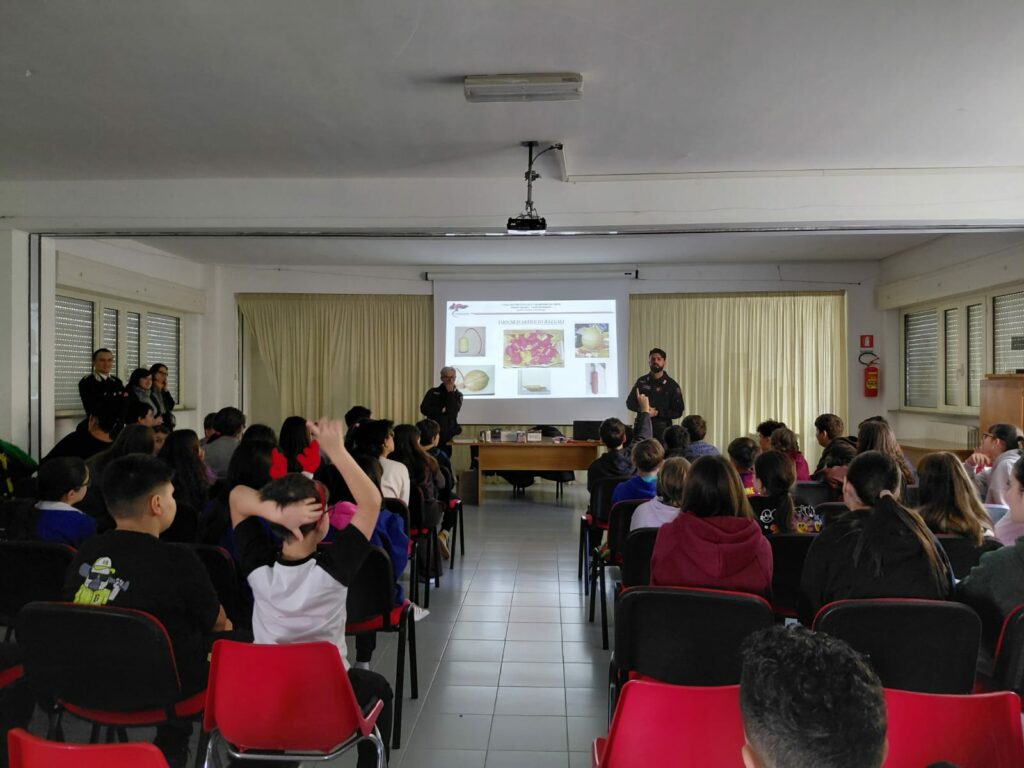 Incontro formativo con gli Artificieri dell’Arma dei Carabinieri nel salone polifunzionale di Tornareccio